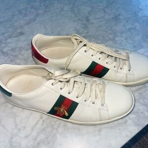 Size 39.5 Women’s Gucci Ace Embroidered Gold Bee